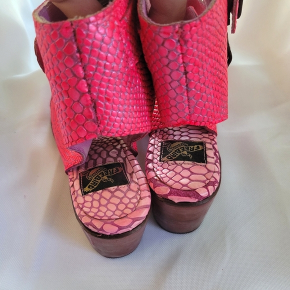 OOAK Freebird Quail, Handpainted HOT PINK Snake Heeled Leather Sandals, Woman 10 - Picture 8 of 17
